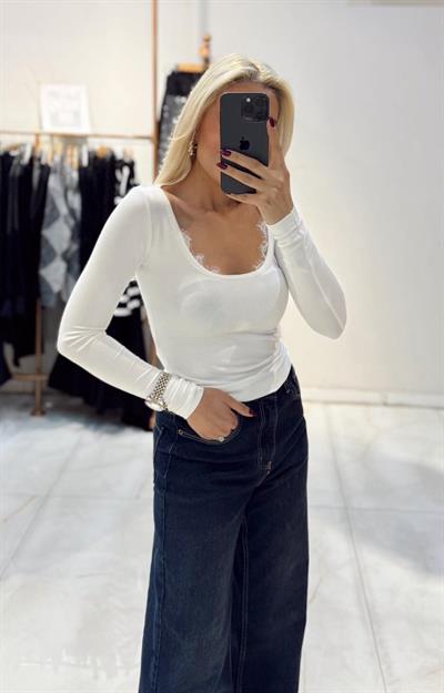 EKRU OVAL YAKA DANTEL DETAYLI BLUZ