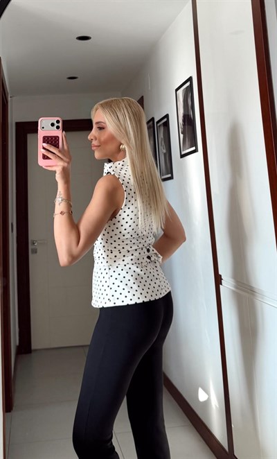 EKRU PUANTİYELİ ÇİFT DÜĞMELİ AYARLANABİLİR KUŞAKLI BLUZ