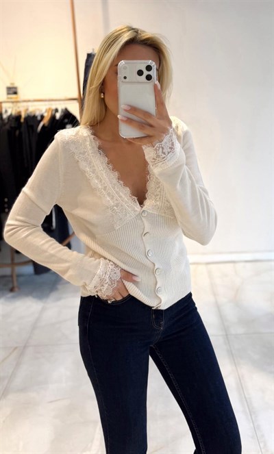 EKRU SEDEF DÜĞMELİ DANTEL DETAYLI HIRKA