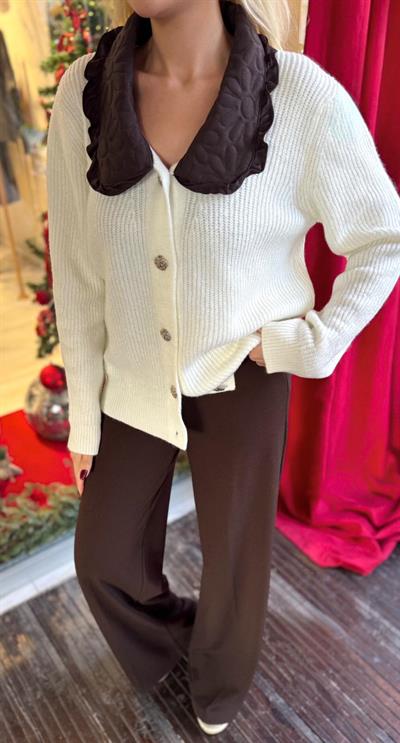 EKRU YAKASI KAPİTONE DETAYLI HIRKA