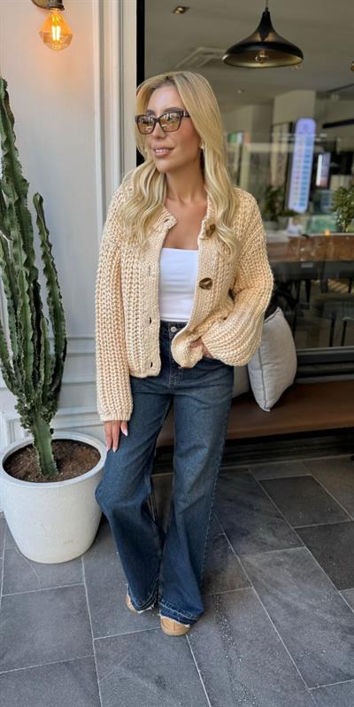 EKRU YUMUŞAK DOKULU DÜĞMELİ TRİKO HIRKA