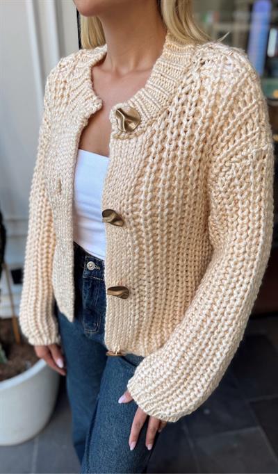 EKRU YUMUŞAK DOKULU DÜĞMELİ TRİKO HIRKA