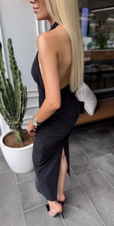 GOLD BROŞ DETAYLI BOYUNDAN BAĞLAMALI ELBİSE SİYAH