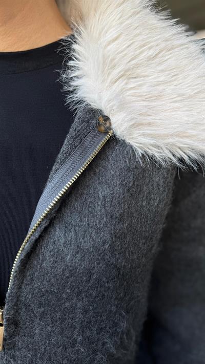 GRİ ÇİFT FERMUARLI ÇIKARILABİLİR KÜRK YAKALI HIRKA