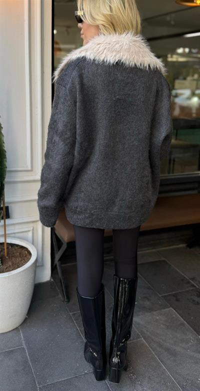 GRİ ÇİFT FERMUARLI ÇIKARILABİLİR KÜRK YAKALI HIRKA