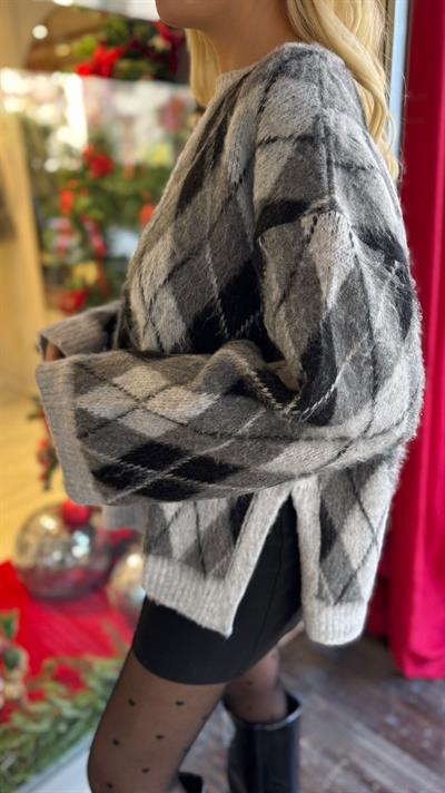 GRİ YANLARI YIRTMAÇLI ŞARDONLU BAKLAVA KAZAK