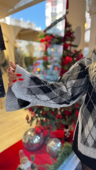 GRİ YANLARI YIRTMAÇLI ŞARDONLU BAKLAVA KAZAK