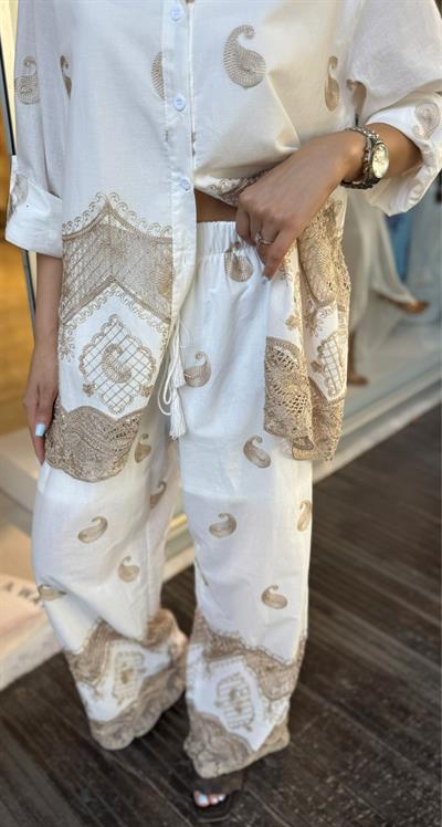 GÜPÜR VE NAKIŞ DETAYLI GÖMLEK PANTOLON TAKIM BEYAZ