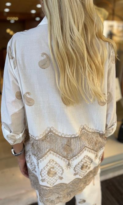 GÜPÜR VE NAKIŞ DETAYLI GÖMLEK PANTOLON TAKIM BEYAZ