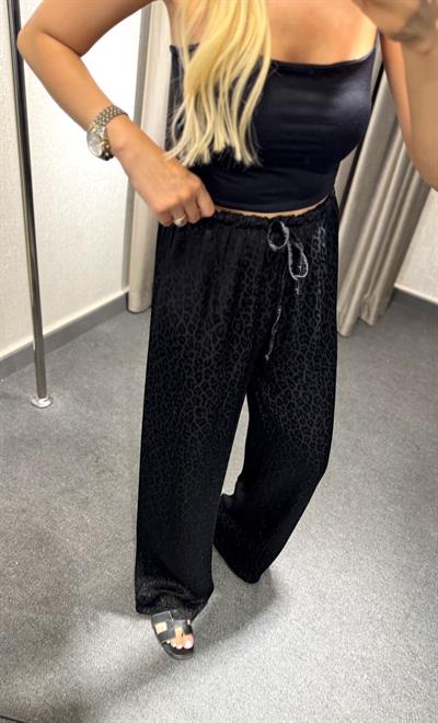 JAKARLI BOL PAÇA PANTOLON SİYAH