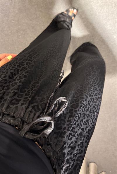 JAKARLI BOL PAÇA PANTOLON SİYAH