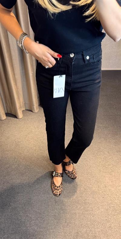 JENNY BOYFİT JEAN KESİK PAÇA SİYAH