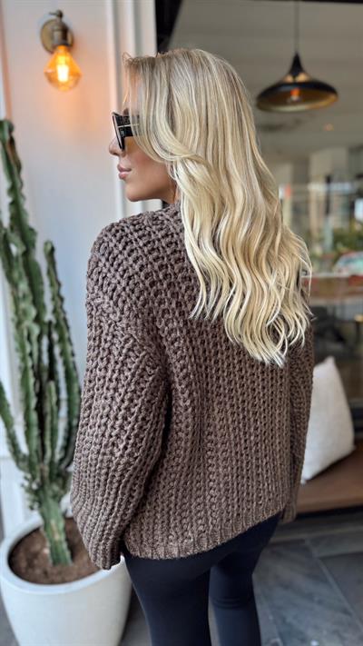 KAHVE CEPLİ YUMUŞAK DOKULU DÜĞMELİ TRİKO HIRKA