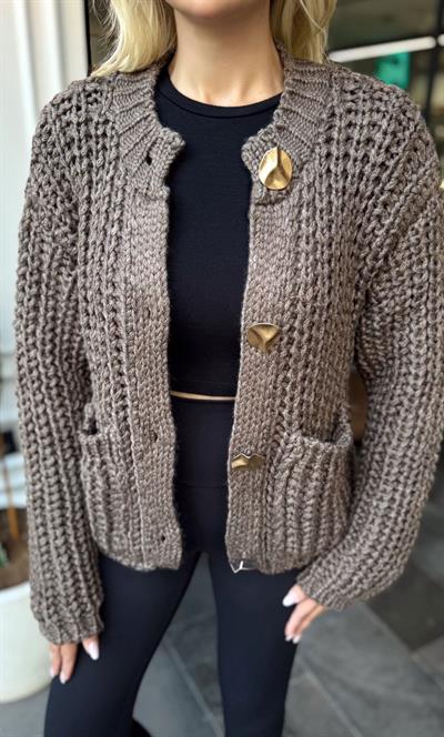 KAHVE CEPLİ YUMUŞAK DOKULU DÜĞMELİ TRİKO HIRKA