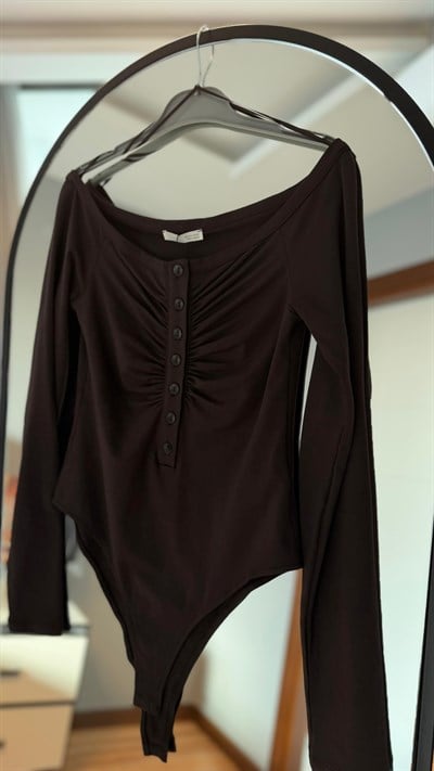 KAHVE DİLVİN DÜĞME DETAYLI BÜZGÜLÜ BODYSUİT