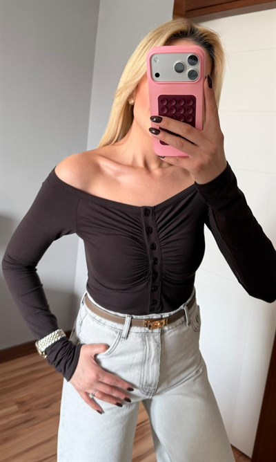 KAHVE DİLVİN DÜĞME DETAYLI BÜZGÜLÜ BODYSUİT