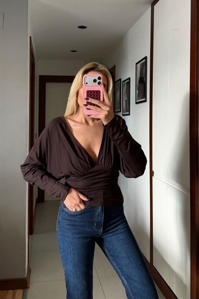 KAHVE DİLVİN V YAKA BÜZGÜLÜ BLUZ