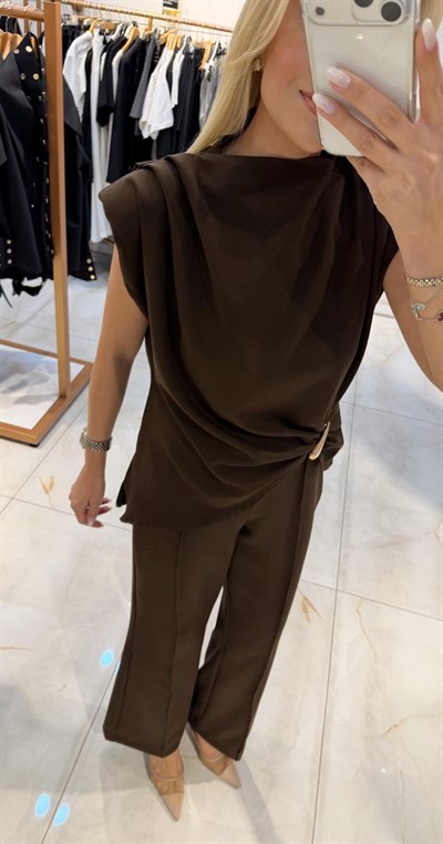 KAHVE DRAPELİ TOKA DEYAYLI BLUZ PANTOLON TAKIM