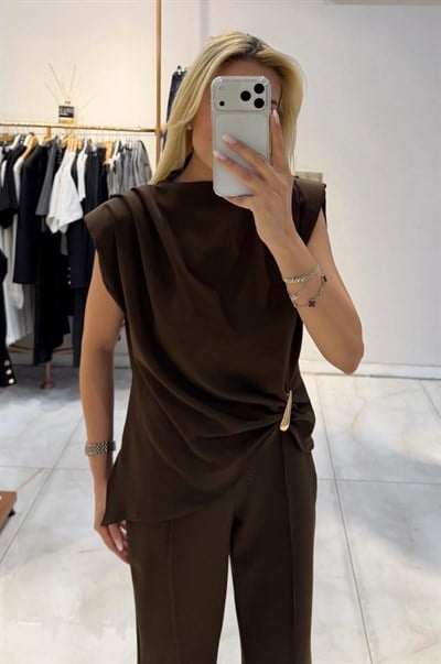 KAHVE DRAPELİ TOKA DEYAYLI BLUZ PANTOLON TAKIM