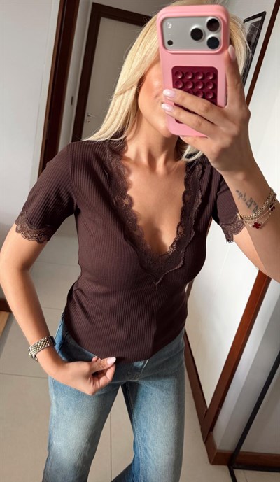 KAHVE FİTİLLİ V YAKA DANTELLİ BLUZ