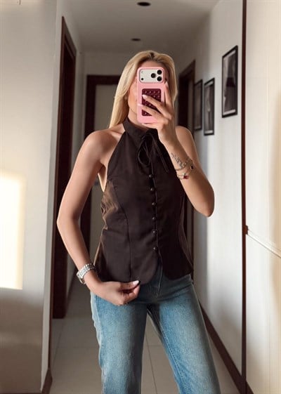 KAHVE KETEN HALTER DÜĞMELİ BLUZ