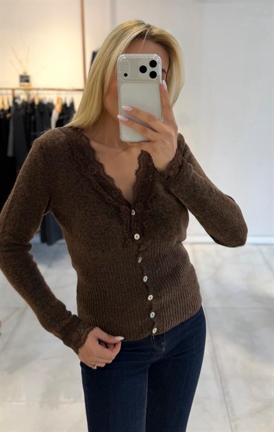 KAHVE KOLLARI VE YAKASI DANTELLİ HIRKA