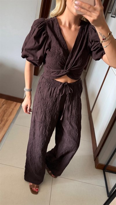 KAHVE NAKIŞ DETAYLI ÖNDEN BAĞLAMALI BLUZ PANTOLON TAKIM