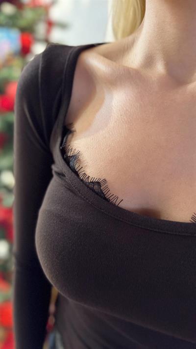 KAHVE OVAL YAKA DANTEL DETAYLI BLUZ