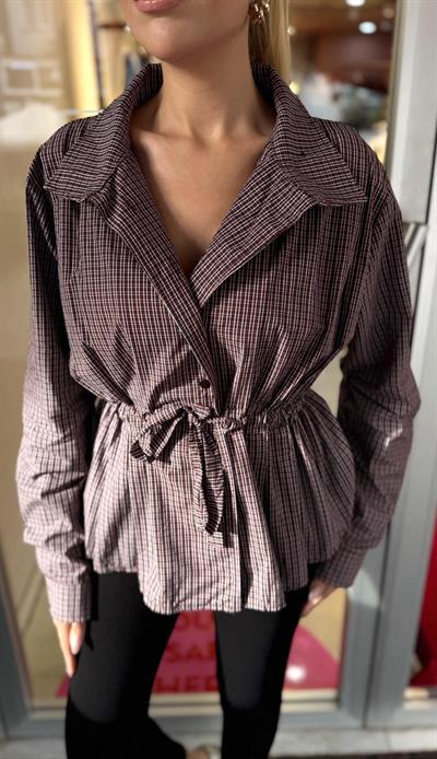 KAHVE PÖTİKARELİ BÜZGÜ DETAYLI GÖMLEK