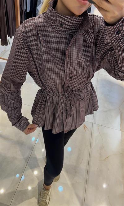 KAHVE PÖTİKARELİ BÜZGÜ DETAYLI GÖMLEK