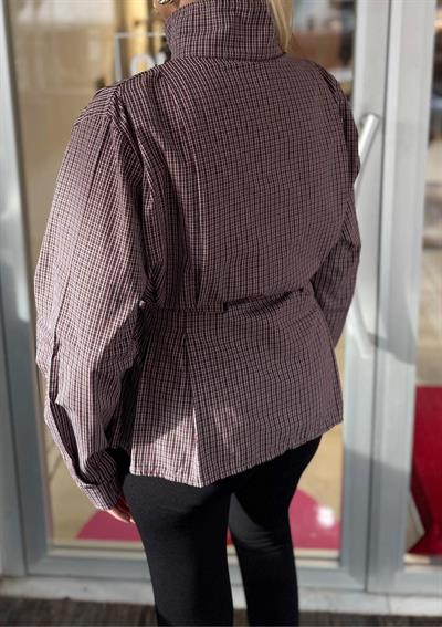 KAHVE PÖTİKARELİ BÜZGÜ DETAYLI GÖMLEK