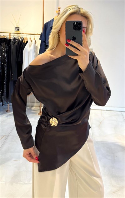KAHVE SATEN DÜŞÜK OMUZ GOLD TOKALI BLUZ