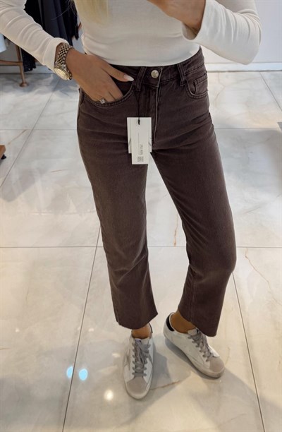 KAHVE YIKAMALI KESİK PAÇA BOYFİT JEAN