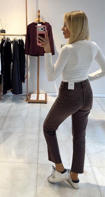 KAHVE YIKAMALI KESİK PAÇA BOYFİT JEAN