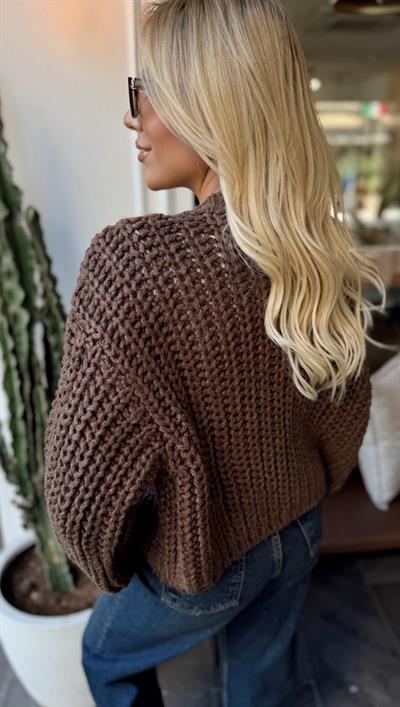 KAHVE YUMUŞAK DOKULU DÜĞMELİ TRİKO HIRKA