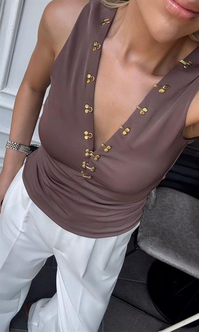 KANCA DETAYLI TASARIM BLUZ KAHVE