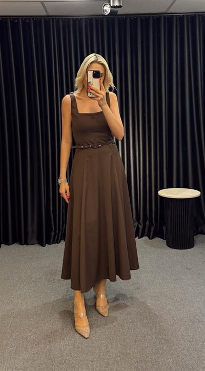 KARE YAKA KEMERLİ ELBİSE KAHVE