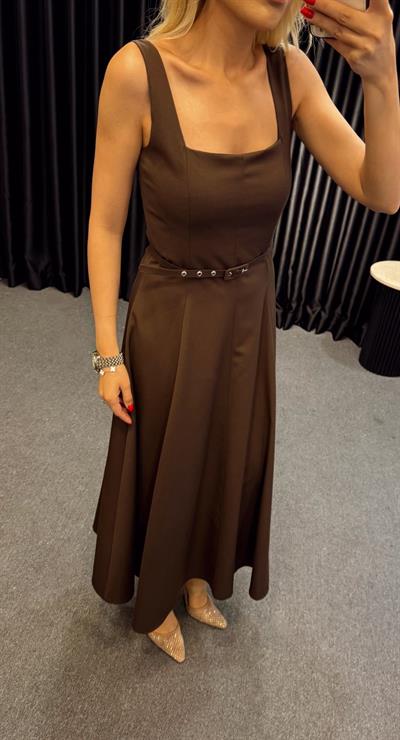 KARE YAKA KEMERLİ ELBİSE KAHVE