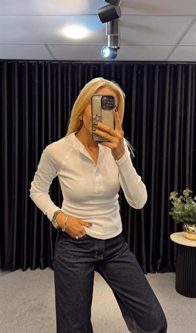 KENDİNDEN FİTİLLİ ÖNDEN DÜĞMELİ UZUN KOL BLUZ BEYAZ