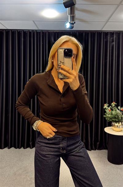 KENDİNDEN FİTİLLİ ÖNDEN DÜĞMELİ UZUN KOL BLUZ KAHVE