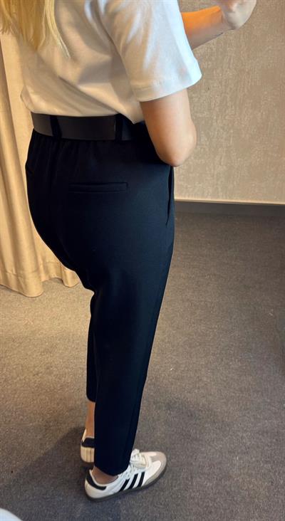 KENDİNDEN KEMERLİ HAVUÇ PANTOLON SİYAH