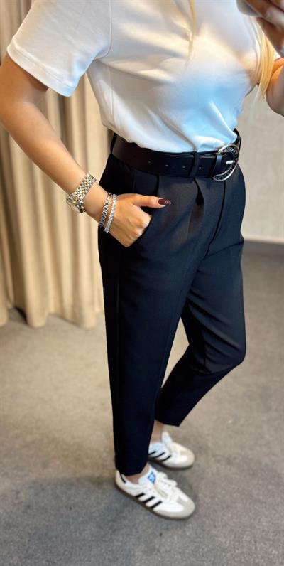 KENDİNDEN KEMERLİ HAVUÇ PANTOLON SİYAH