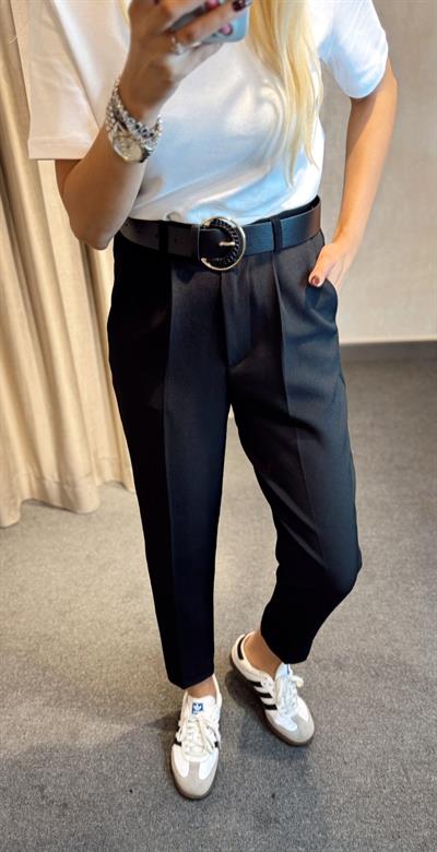 KENDİNDEN KEMERLİ HAVUÇ PANTOLON SİYAH