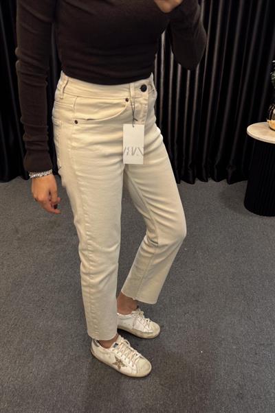 KESİK PAÇA BOY FİT JEAN BEJ