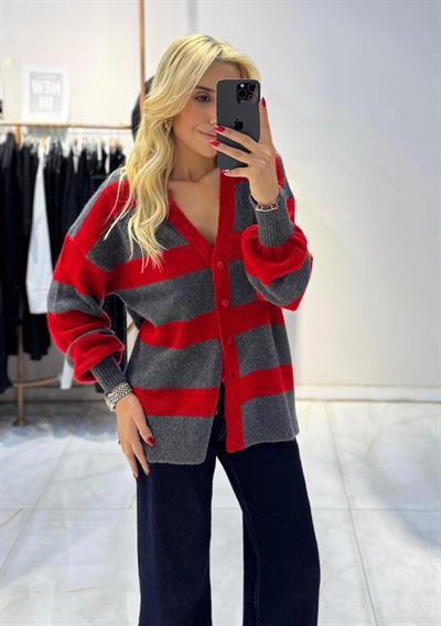 KIRMIZI ATKILI TRİKO HIRKA