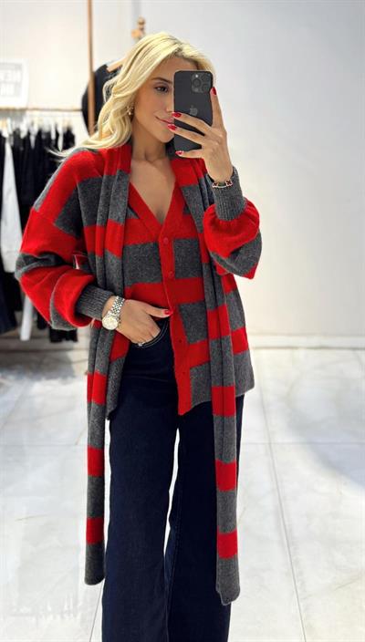 KIRMIZI ATKILI TRİKO HIRKA