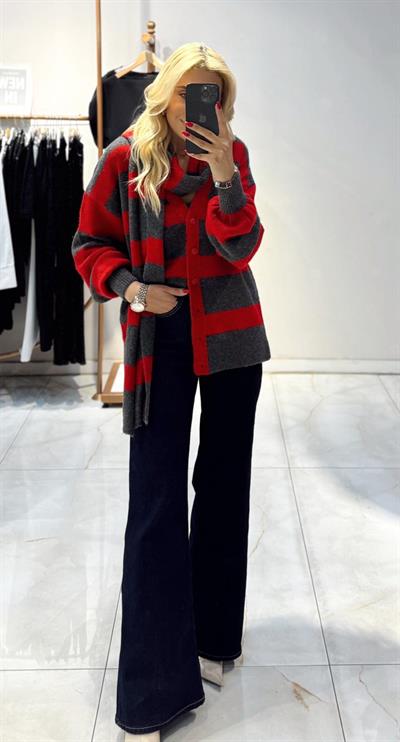 KIRMIZI ATKILI TRİKO HIRKA