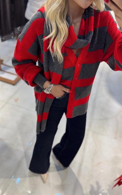 KIRMIZI ATKILI TRİKO HIRKA