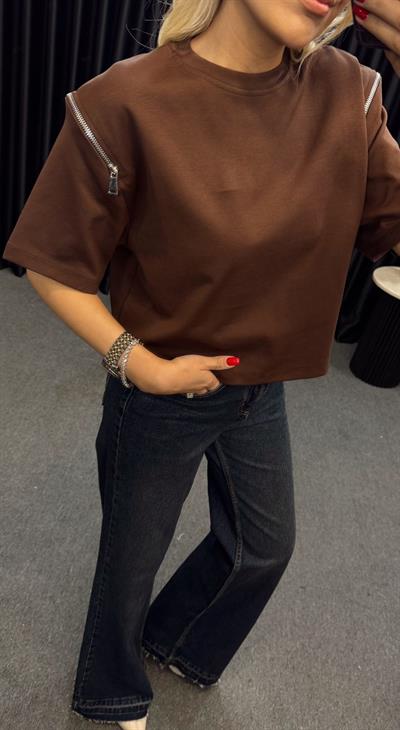 KOLLARI FERMUARLI BASİC TSHİRT KAHVE