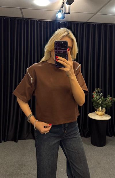 KOLLARI FERMUARLI BASİC TSHİRT KAHVE